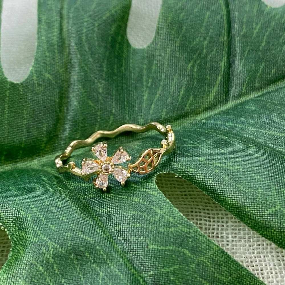 Flower Ring Adjustable One Size Womens Wrap Cuff Rhinestone Daisy Gold tone New - Picture 6 of 9